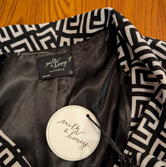 Milk & Honey black/white lined blazer, size XL - Picture 3 of 10